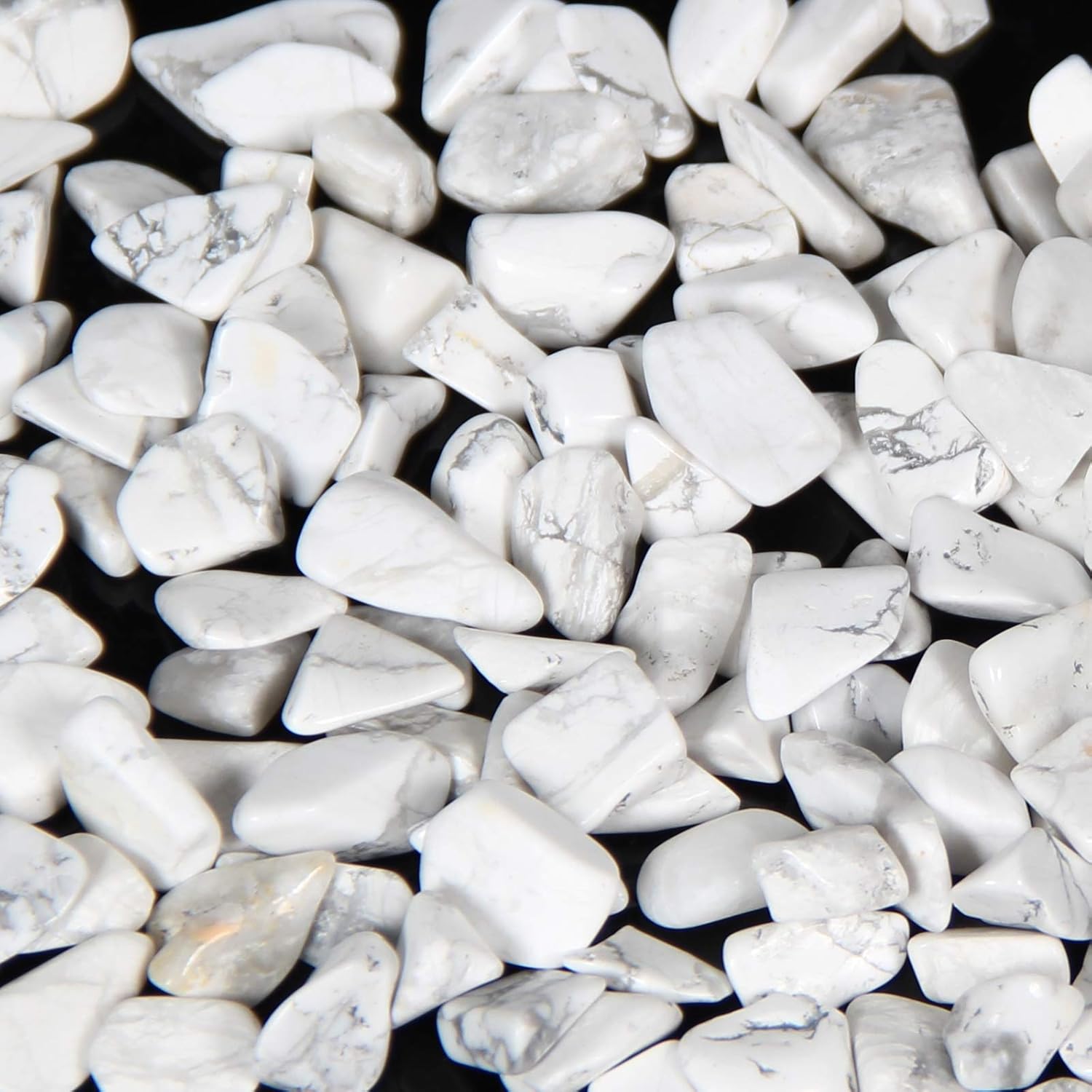 1.1lb Natural Crushed Howlite Crystal Tumbled Chips-Howlite Healing Crystals Chips Bulk, Crushed Crystal Gemstones for Crafts, Beautiful Package for Gift (Howlite)