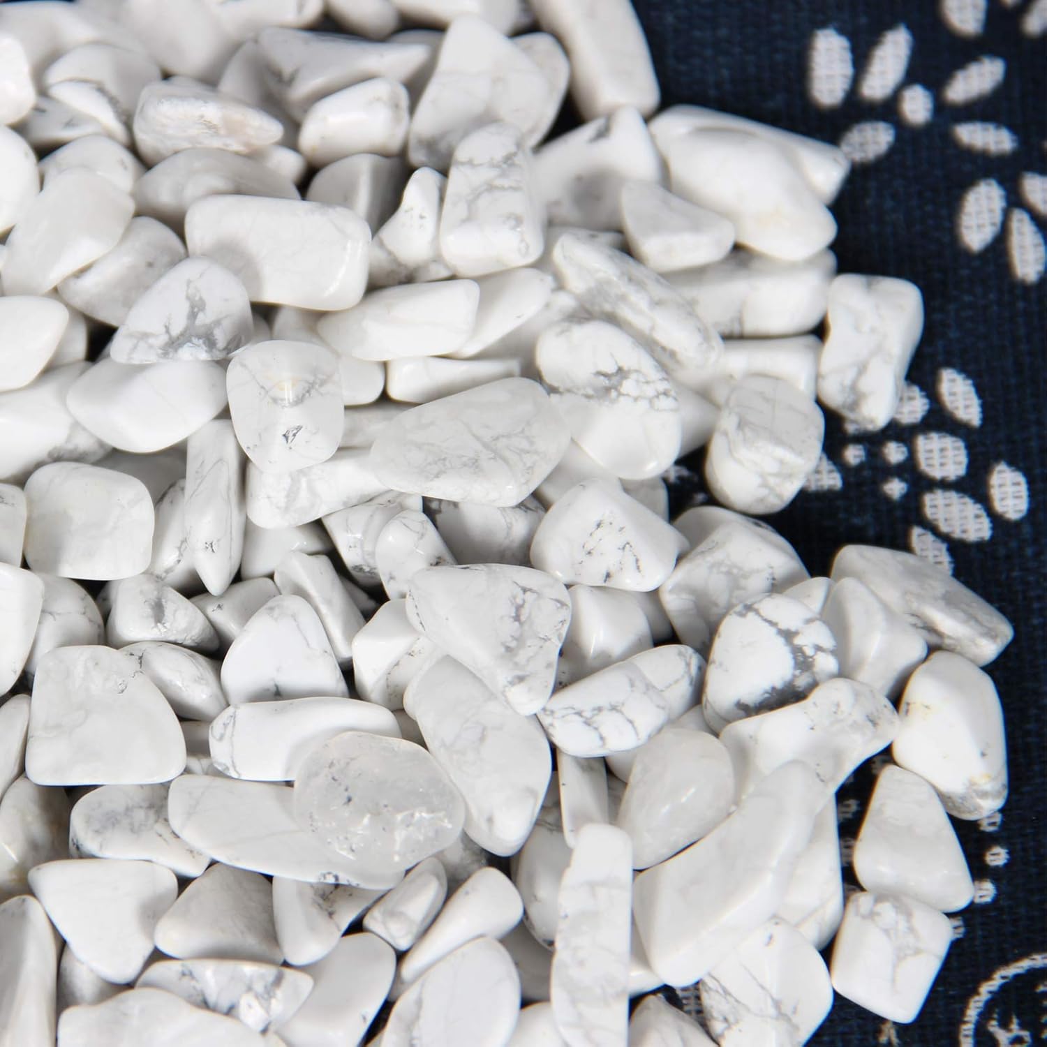 1.1lb Natural Crushed Howlite Crystal Tumbled Chips-Howlite Healing Crystals Chips Bulk, Crushed Crystal Gemstones for Crafts, Beautiful Package for Gift (Howlite)